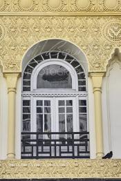 Image du Maroc Professionnelle de  L’architecture du début du XXème siècle sur le boulevard Mohamed V, l'un des plus anciens de "Casablanca". De nombreux architectes internationaux, et surtout des français, qui se sont inspirés des courants des Art Nouveau en vogue en Europe et particulièrement des Art Déco en y ajoutant des caractéristiques locales tel que, stucs, sculptures ou de zelliges, visible sur les façades des immeubles construits pour les colons à Casablanca. Détail de l'immeuble du journal le MatinLe fameux bâtiment de " Maroc-Soir "  Art nouveau style « Néo-Mauresque » une œuvre de l'architecte français Marius Boyer, Dimanche 11 Janvier 2009. (Photo / Abdeljalil Bounhar)